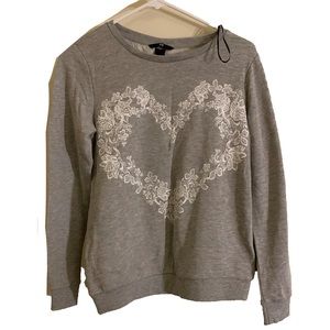 NWT H&M Women’s Crew Neck Sweatshirt in Gray with White Floral Lace Heart